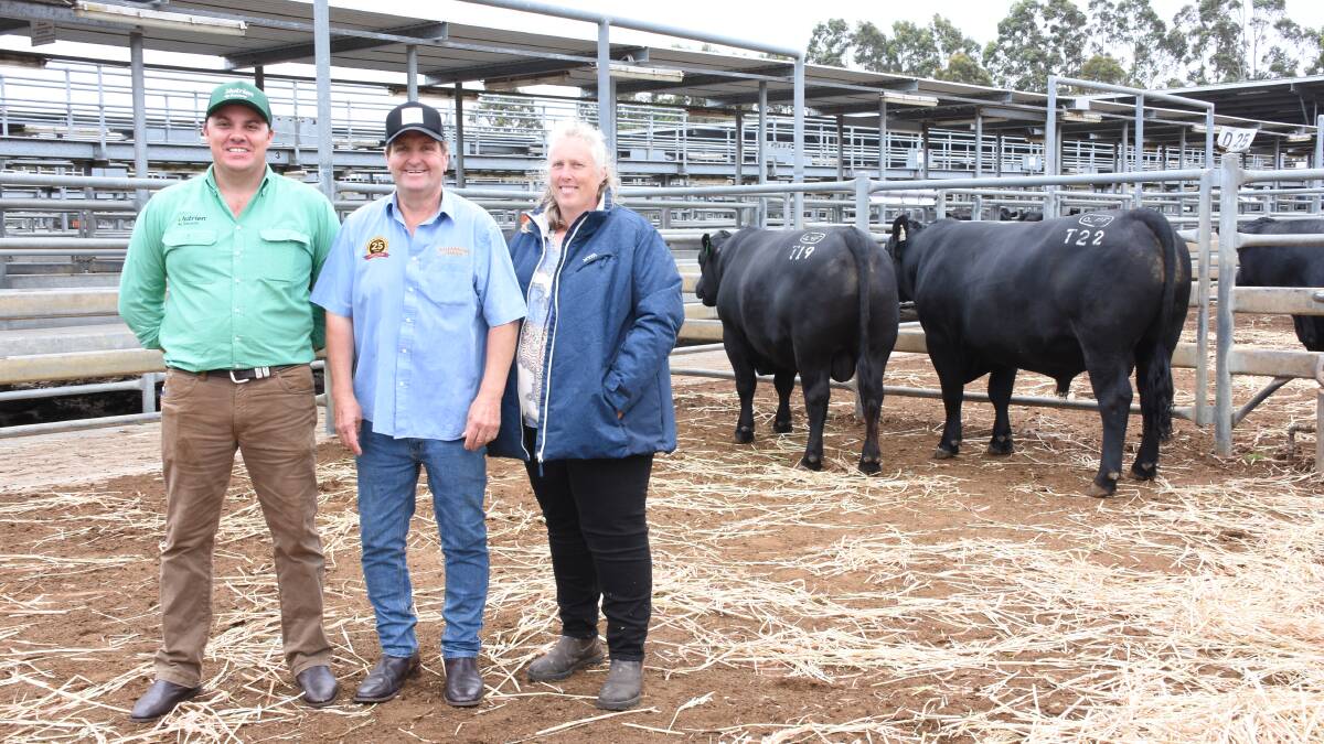 With some of the Angus bulls sold by the Ballawinna Angus stud, Albany, were Nutrien Ag Solutions Albany branch manager Todd Keeffe (left) and Ballawinna principals Mick and Jen Pratt. In the sale the Ballawinna offered 12 Angus sires and sold 11 under the hammer to a top of $8000 twice and an average of $6136. The studs two top-priced bulls were purchased by MI & DM Twentyman, Goode Beach.