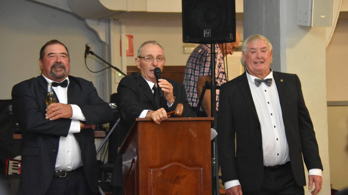  Stud Merino Breeders Association of WA (SMBAWA) president Scott Pickering (left), auctioneer Neil Brindley, Nutrien Livestock Brindley & Chatley, Esperance and SMBAWA committee member Terry Ash, Kalbarri, take bids during the charity auction where guests dug deep for the items on offer.