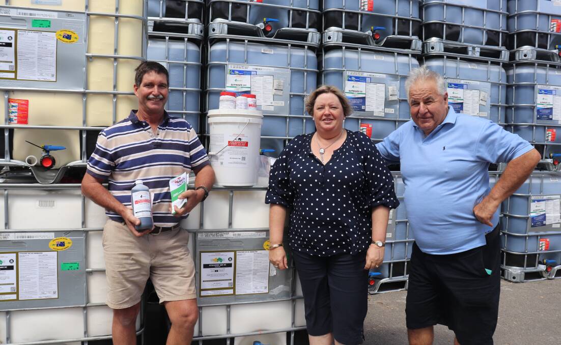  Meekatharra Rangelands Biosecurity Association chairman Ashley Dowden (left) and some of the 1080 poison he has just purchased, with 4Farmers directors Wendy and Phil Patterson.