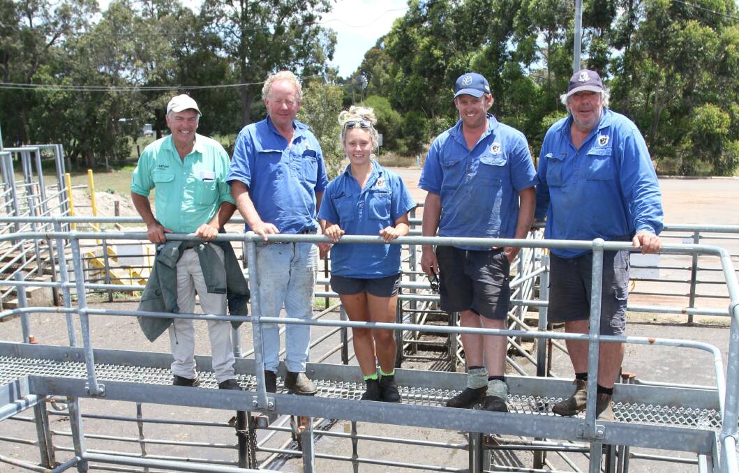 Nutrien Livestock, Brunswick agent Errol Gairdner (left) caught up with the Sheron Farm Angus team Steve Elliot, Kaitlan Anji, Tim Elliot and Dave Filder, Benger, before the WALSA weaner sale. Sheron Farm sold 67 Angus steers averaging 320kg which sold to 458c/kg and $1514 to average $1407.