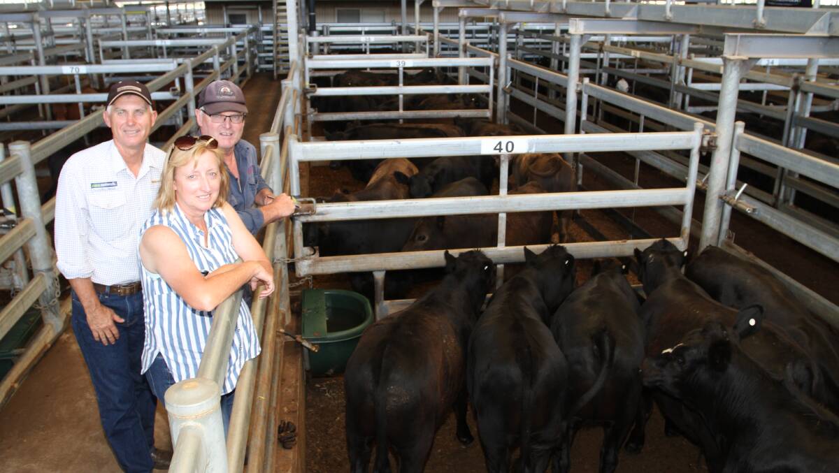 S & C Livestock manager Phil Petricevich (left) caught up with sale vendors Petra and Howard France, HD France & Co, Pinjarra, before the 19th annual Pinjarra and Districts weaner sale at the Muchea Livestock Centre. The France family sold Angus and Murray Grey cross steer and heifer calves to tops of $1575 and 420 cents a kilogram.