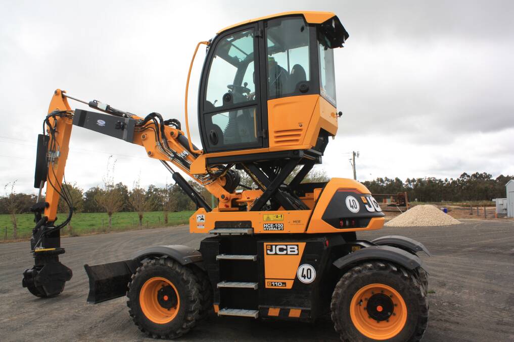  The JCB Hydradig showing the cab scissor lift to a maximum 0.8 metres.