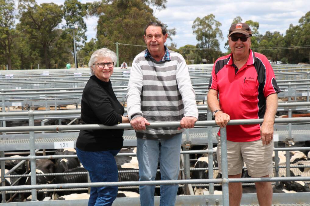 Annette and Henry Lindberg, Denbarker, caught up with Terry Tarbotton, Elders, Nannup. The Lindbergs recently sold their property and sold Friesian steers at the sale to $2015.