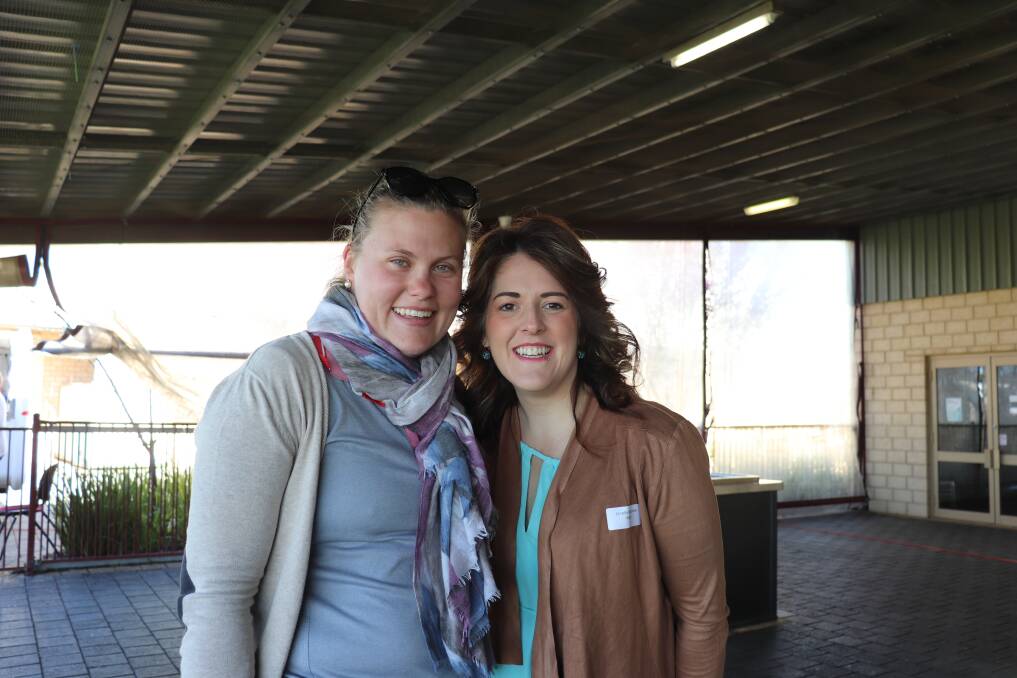 p Growers Courtney Wilson (left), Cranbrook and Janelle Bairstow, Dongolocking.