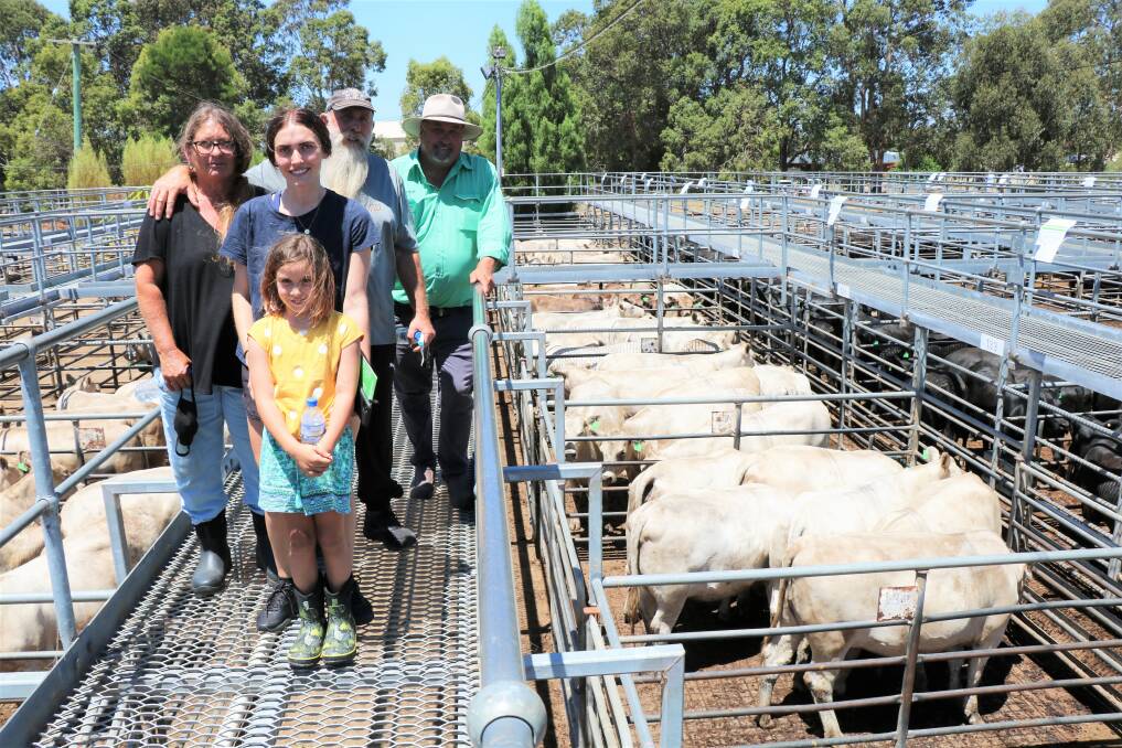 Buyers of 56 of the 65 Murray Grey heifers offered were Jasmine (left), Annie, Donna and Graham Sutherland, Katanning. With them after the sale is Nutrien Livestock South West manager Peter Storch.