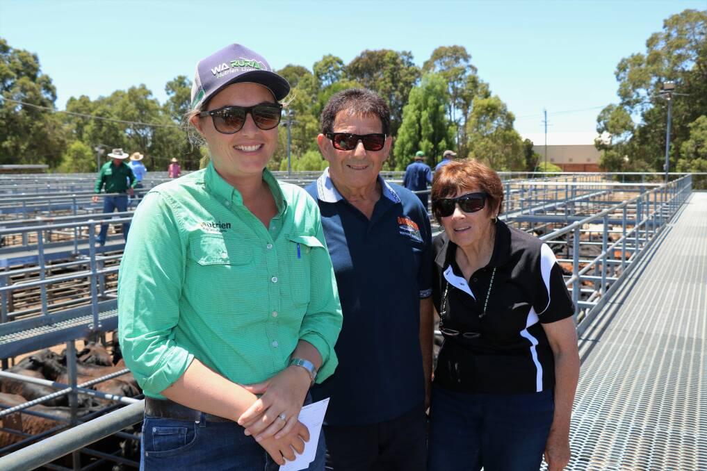 Lyndsay Flemming (left), Nutrien Livestock, Brunswick and Harvey, caught up with Rob amd Minnie Italiano, Harvey, at the Boyanup weaner sale. The Italianos sold steers to $2224 to Kalgrains.