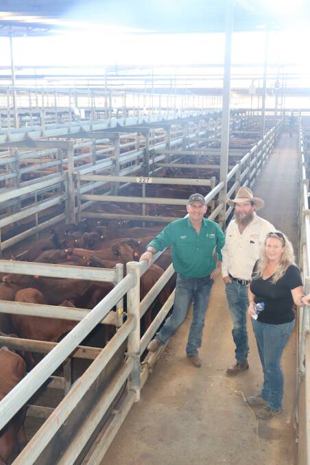 Craig Walker (left), Nutrien Livestock, Mid-West and Wheatbelt and vendors Liam and Penny Johns, Killara station, Meekatharra. Killara Pastoral topped the overall and pastoral sale with their Santa Gertrudis-Droughtmaster cross cattle achieving top price for a line of bulls at 850 cents a kilogram and a line of heifers 815c/kg.