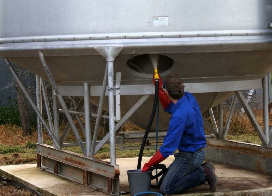 Application of diatomaceous earth to a silo. Photograph by Chris Warwick.