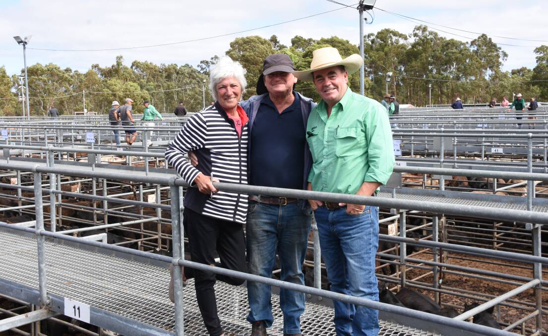 Adele and Ray Johnstone, Bridgetown, looked over the yarding before the sale with Nutrien Livestock, Boyup Brook agent Jamie Abbs. In the sale the Johnstones purchased three pens of Angus steers to a top of $961.
