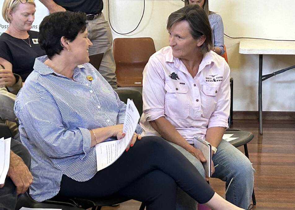 WA Agriculture and Food Minister Jackie Jarvis (left), chatting with Debbie Dowden, Challa station, Mt Magnet.
