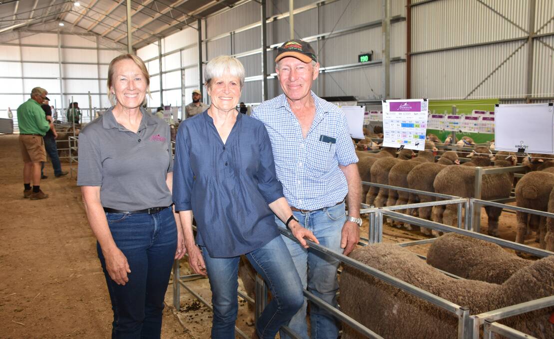Catching up after the sale was Anderson stud principal Lynley Anderson (left), with Victorian buyers Sue and Hugh Jarvis, Aramis Trust, Balmoral, who were the second biggest buyers securing 12 rams to a top of $3800 and an average of $2183.
