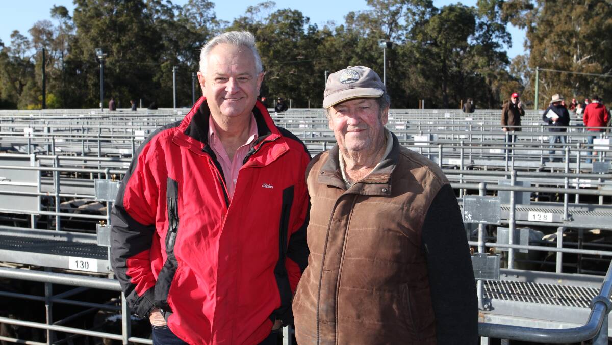 Elders Gingin and Peel agent Geoff Shipp (left), with buyer Kim Tuckey, Kookabrook Livestock Trust, Pinjarra.