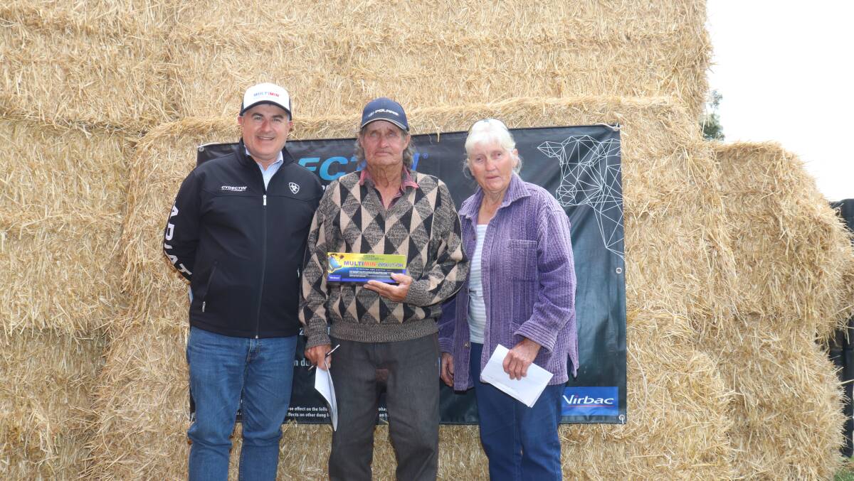 Virbac area sales manager and sponsor Tony Murdoch (left), with the volume buyer in the sale, Bill and Betty Jackson, WJ & EG Jackson, Frankland River, which bought three bulls to average $6333.
