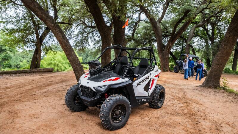 The sturdy design of Polaris Youth SxSs solid doors, sturdy roll cage, and grippy tyres provided a superb package that lets kids enjoy thrills in safety.